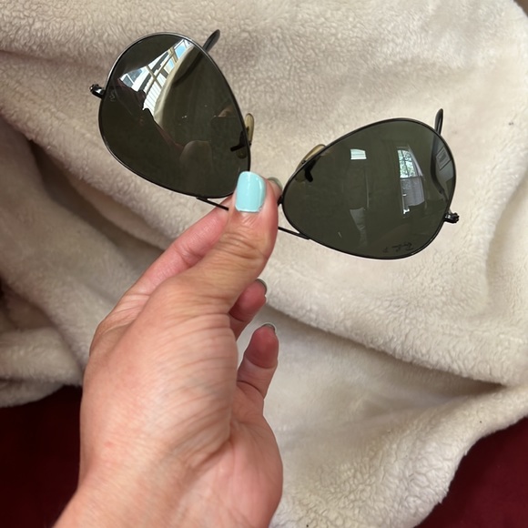 Black Ray Bans Aviator - Picture 2 of 3